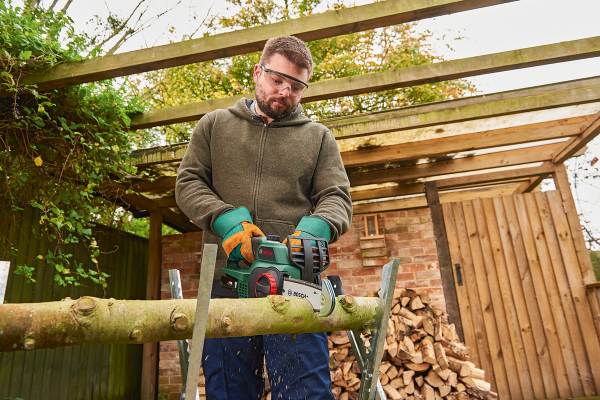 BOSCH Universal Chain Akülü Motorlu Zincirli Testere 18 Volt (Akü-Şarj Cihazı Hariç)