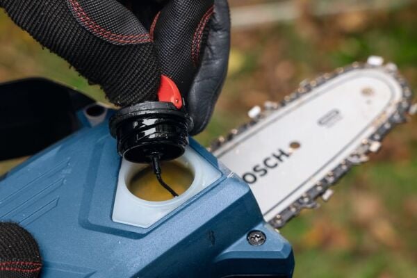 BOSCH GKE 18V-20 Şarjlı Zincirli Budama Makinası 20 cm (Akü ve Şarj Aleti Hariç)