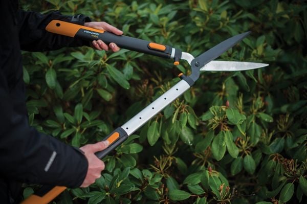 FISKARS HS86 SmartFit Teleskopik Çit Budama Makası (1013565)