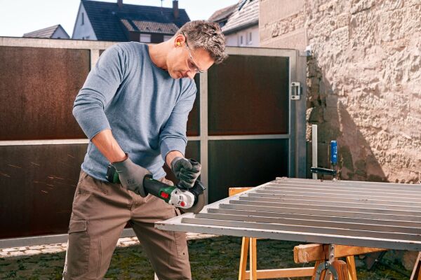 BOSCH UniversalGrind 18V-75 Akülü Taşlama 115 mm (Akü ve Şarj Aleti Hariç)